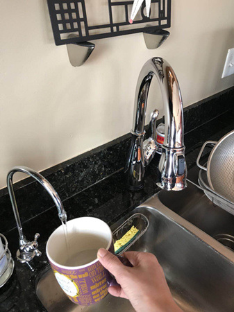 家中安裝逆滲透系統可以過濾鉛毒。(美國《世界日報》/董宇 攝)