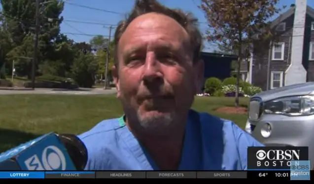 美国渔夫被鲸鱼生吞后吐出，奇迹生还