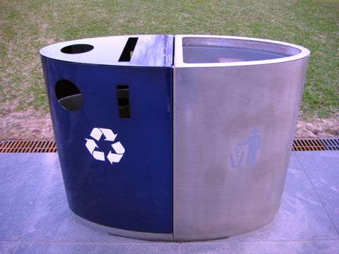 可回收物（左）與不可回收物（右）應分開投放