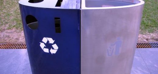 可回收物(左)与不可回收物(右)应分开投放