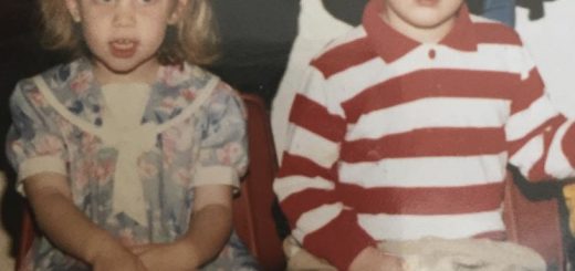 妹子在约会软件上认识了一个男盆友……没想到,他们之间命中注定的缘分,早在25年之前就已经开始了……