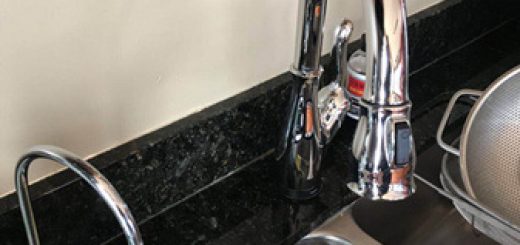 家中安装逆渗透系统可以过滤铅毒。(美国《世界日报》/董宇 摄)