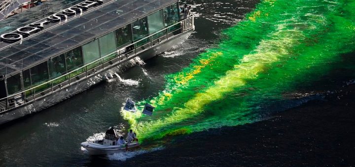 全美多地举行圣帕特里克节游行 芝加哥河水被染绿