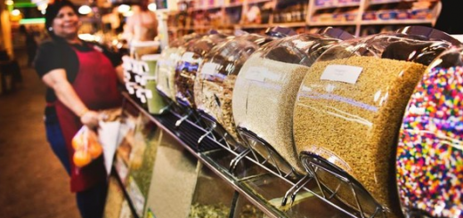 暖心!纽约好心房东免收200位房客租金;美超市父女为30位陌生人付帐!