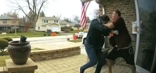 白日惊魂!持枪匪徒光天化日入屋打劫!美国50岁屋主1挑2狂打击毙