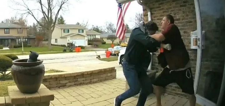 白日惊魂!持枪匪徒光天化日入屋打劫!美国50岁屋主1挑2狂打击毙