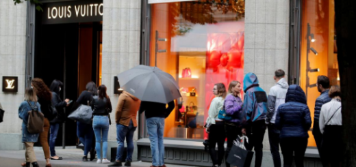 疫情闷得慌，解封后各大奢侈品门店大排长龙，这个报复性消费有点烧钱啊