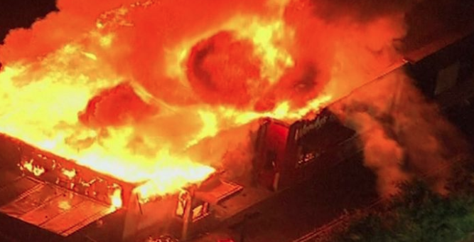 美国乱象：打家劫舍的获赠国旗，拼死保卫的默默无闻，伸张正义的纷纷辞职