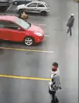 朋友圈疯传:华女光天化日连人带车被劫持 疑似惨遭杀害?!