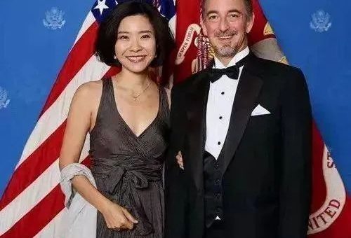 成都美领馆闭馆，领事夫人却成了网红：曾街头卖唱，厨房里的人类学家……