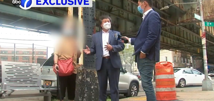 恐怖! 华人女子当街遭陌生人扇耳光 还被纵火焚烧后背 这一幕看得人心碎!