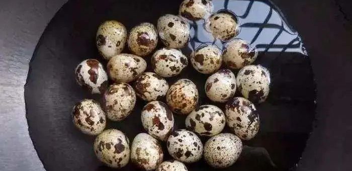 不管煮什么蛋，都不要直接下锅！加入一勺它，口感鲜嫩，剥壳也快！