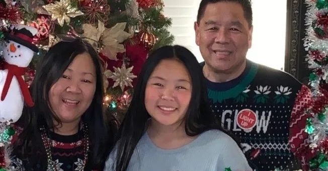 在家戴口罩远程上班，亚裔家庭还是全家中标，父亲丈夫相继去世