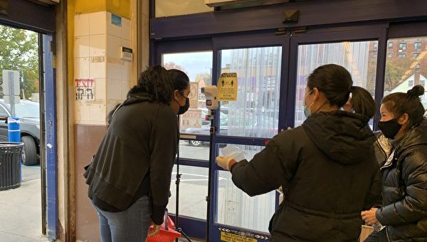 华人超市为顾客量体温 非裔不从动手打人