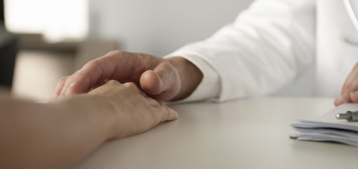 芝加哥一名法官被指控试图强吻女警察，并在电梯里猥亵法院记者，并对州助理律师做出性暗示性的评论而辞职