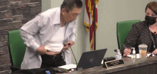 美国69岁华裔老兵当众脱衣服展示战争伤疤：亚裔不该再被侮辱