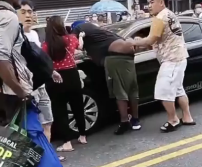 无语!华人区被黑人抢劫,叫人追回殴打,华女反被控二级攻击罪!