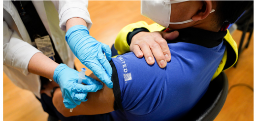 日增10万确诊！美联航全美打头阵！员工不打针就开除！拜登强打疫苗计划曝光，邮轮,高校下一波...