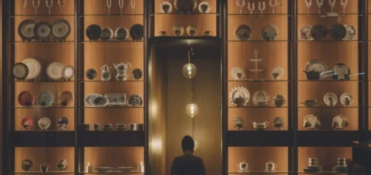 吓哭! 美国网友发现父母卧室惊现秘密通道和诡异娃娃! 里面还有人住！