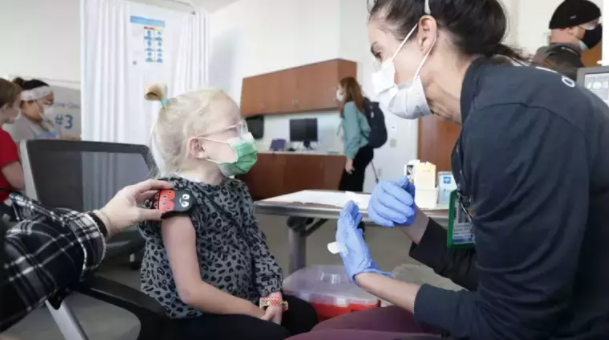 儿童住院增10倍，25%进ICU，哮吼，流鼻涕，嗓子疼...这些症状都需注意