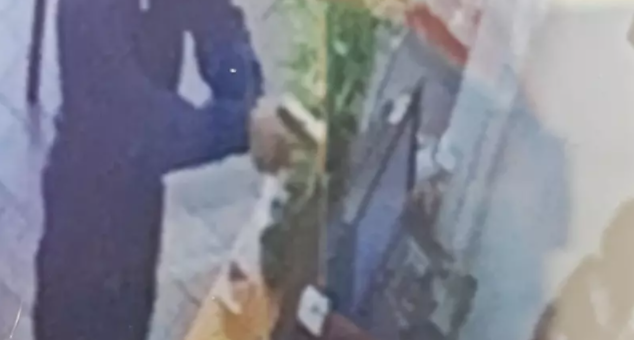 华人米粉店80岁老店主:钱拿走,枪别对着人