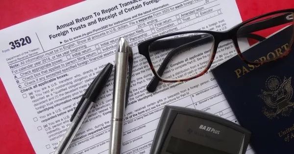 「报税季」在美国收到海外赠予的钱，需要申报吗？这样赠予可以省很多哟！