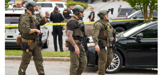 血腥长周末! 美国突发枪击案! 一购物中心10人中弹! 人群四处逃窜!