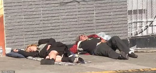 触目惊心!美国华人最爱购物天堂沦陷!街上出现末日景象!纽约洛杉矶也随处可见!遍地瘾君子!