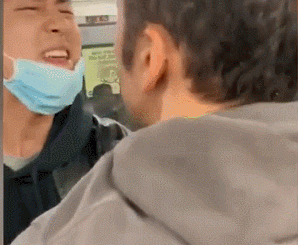 戴口罩遭种族歧视!亚裔小哥暴怒揪住对方衣领:我现在就能杀了,易如反掌