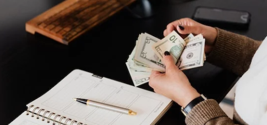 该收租金吗？侄女从外州过来读大学 失业没医疗想交水电费住在舅舅家 舅妈想收租遭斥