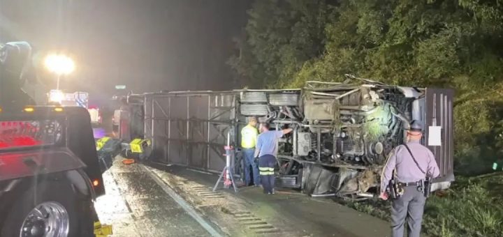 3死28伤!华人大巴雨夜出事,侧翻撞上路堤!