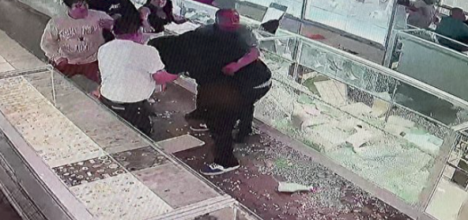 勇!大壮汉爆玻抢劫,店主反击!扯烂衣服乱棍猛打 他落荒而逃