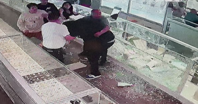 勇!大壮汉爆玻抢劫,店主反击!扯烂衣服乱棍猛打 他落荒而逃