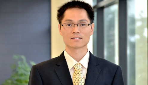 华人教授挪用$2.5万公款，刚入境美国就被捕，面临最高20年牢狱！